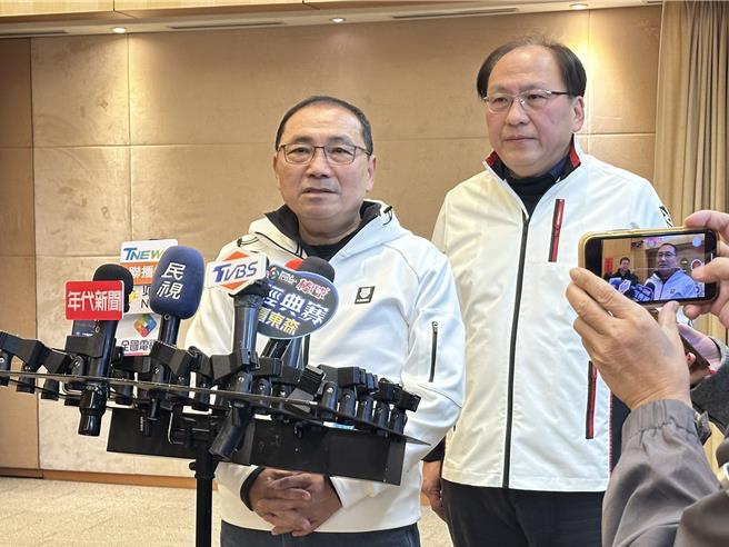 新北市长侯友宜5日指出，公费疫苗施打情况确实有上升的趋势，新北市公费疫苗所剩不多，目前正极力向中央争取公费流感疫苗。（高钧麟摄）