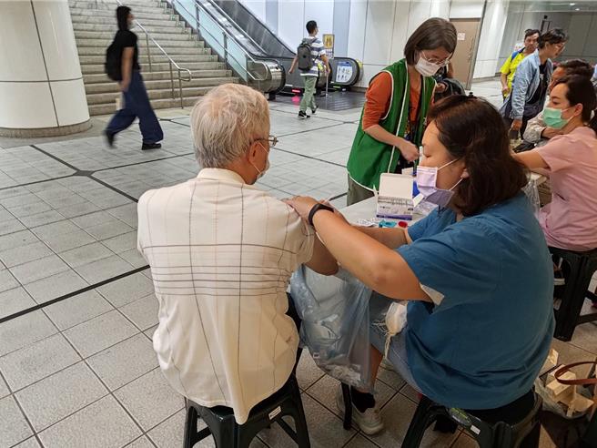 新北市4日流感疫苗接种达1万3000人，为自1月1日起开放全民接种以来单日最高量。（卫生局提供）