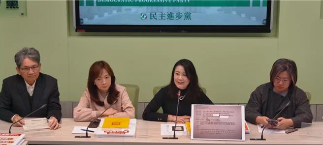 民进党团则力挺文化部长李远表示，行政部门负责任回应委员要求，大家却转为挞伐行政部门，已落入谴责受害者的状况，冤有头债有主，大家不要错置。（摘自民进党团直播）