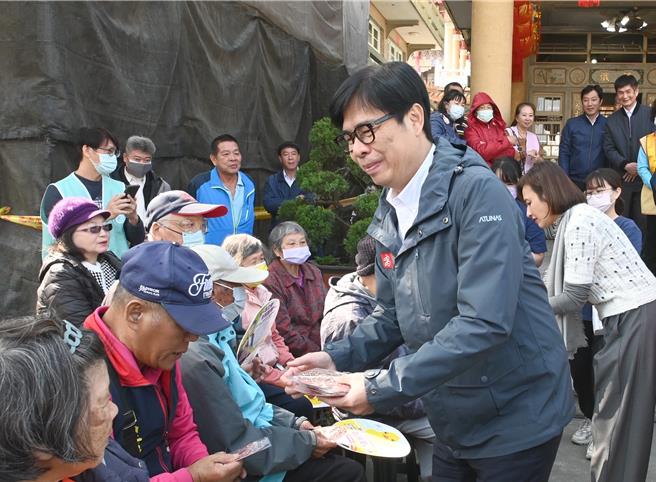 高雄市長陳其邁（前右）5日上午到阿蓮區薦善堂發放紅包，他向長輩們問好。（林瑞益攝）
