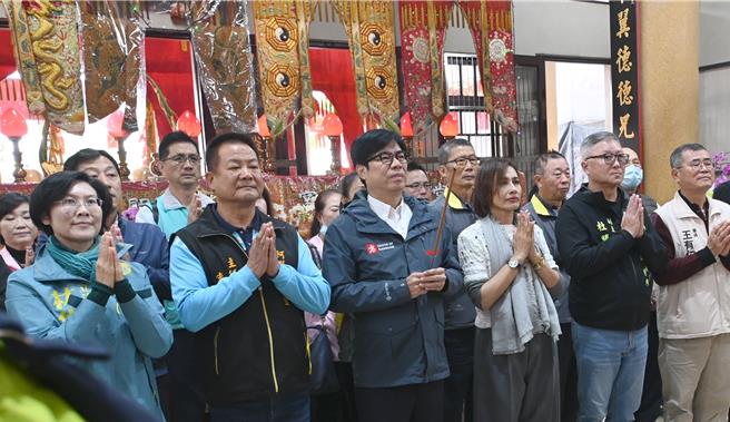高雄市長陳其邁（左三）5日上午到阿蓮區薦善堂上香，祈求國泰民安，要參選民進黨市長初選的立委林岱樺（前左）、邱議瑩（前右三）陪同。（林瑞益攝）