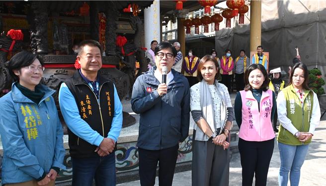 高雄市長陳其邁（左三）5日上午到阿蓮區薦善堂發紅包，他在致詞時提醒民眾做好個人防護，若有流感症狀請早日就醫。（林瑞益攝）