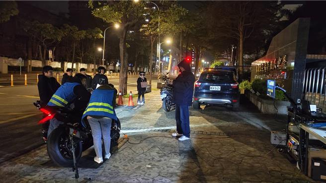 桃園警察分局與市政府環保局昨晚執行「靜桃專案」聯合稽查取締改裝噪音車輛勤務。(翻攝照片／蔡依珍桃園傳真)