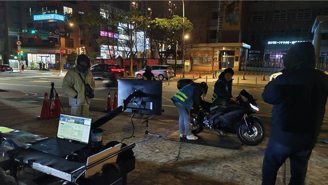 桃園警察分局與市政府環保局昨晚執行「靜桃專案」聯合稽查取締改裝噪音車輛勤務。(翻攝照片／蔡依珍桃園傳真)