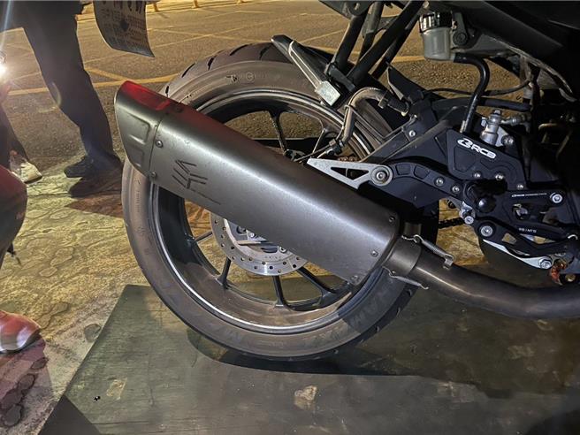 桃園警察分局與市政府環保局昨晚執行「靜桃專案」聯合稽查取締改裝噪音車輛勤務。(翻攝照片／蔡依珍桃園傳真)