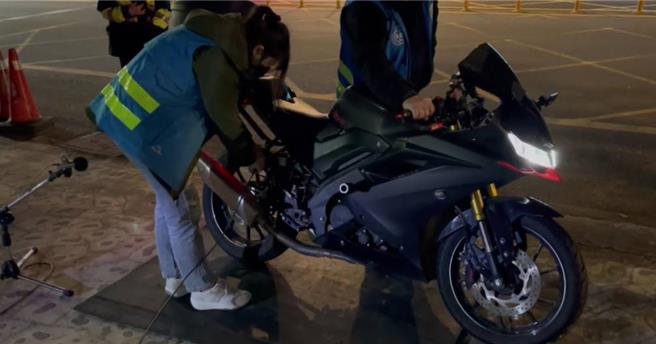 桃園警察分局與市政府環保局昨晚執行「靜桃專案」聯合稽查取締改裝噪音車輛勤務。(翻攝照片／蔡依珍桃園傳真)