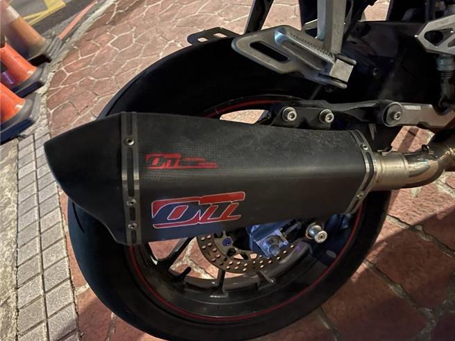 桃園警察分局與市政府環保局昨晚執行「靜桃專案」聯合稽查取締改裝噪音車輛勤務。(翻攝照片／蔡依珍桃園傳真)