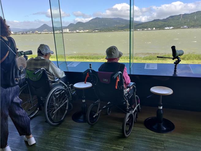 墾丁國家公園龍鑾潭是台灣南部最重要的雁鴨科鳥類度冬棲地，墾管處推動無障礙生態體驗日，鼓勵身障者賞鳥。（墾管處提供／羅琦文屏東傳真）