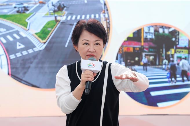 台中市政府5日在北区梅川绿园道举行「北区进化北路(中清路至崇德路)道路、共杆建置及人行道改善工程完工祈福典礼」，由市长卢秀燕亲自主持。（冯惠宜摄）