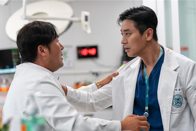 韩剧《外伤重症中心》播出引起话题。图为朱智勛（右）时隔10年为主演《外伤重症中心》再穿医师袍。（剧照／ Netflix提供）