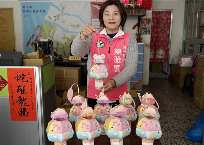 立委何欣纯、市议员陈雅惠今天邀请大朋友与小朋友一起上街，感受浓厚的灯节气氛。（陈雅惠服务处提供／李京升台中传真）