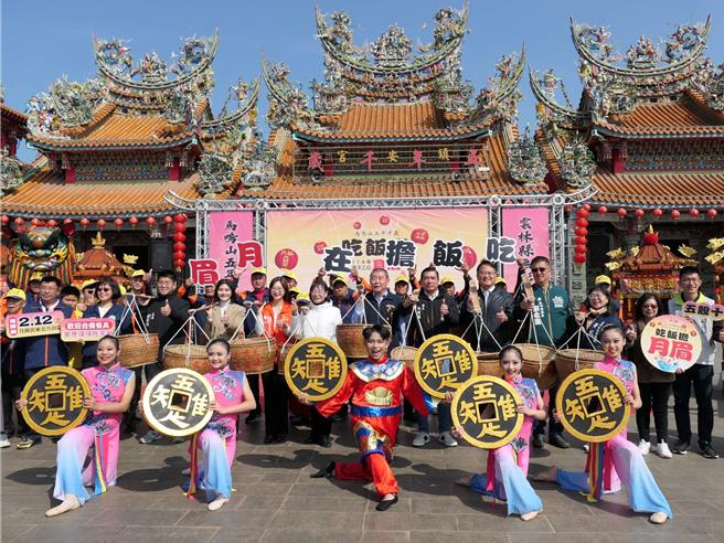 雲林縣褒忠鄉馬鳴山鎮安宮「吃飯擔，與「北天燈」、「南蜂炮」並列台灣3大元宵民俗活動，將於12日登場，鎮安宮5日舉行記者會，宣布今年吃飯擔以「月擔月興」為主題。（張朝欣攝）