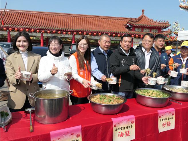 雲林縣褒忠鄉馬鳴山鎮安宮「吃飯擔，與「北天燈」、「南蜂炮」並列台灣3大元宵民俗活動，將於12日登場，鎮安宮5日舉行記者會，有信眾準備「烤鱷魚」，讓大家吃點不一樣的美食。（張朝欣攝）
