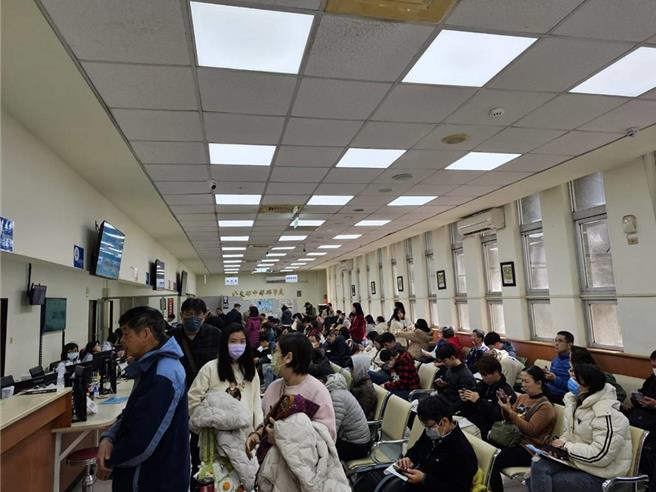 行政院中部聯合服務中心年度業務經費變成7萬元，執行長莊競程憂心影響護照製作進度。（陳淑娥攝）