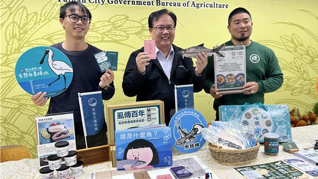 杨典澔（左）、叶人豪（右）2人今天在农业局安排下分享创业及近年的创新方法。（张毓翎摄）