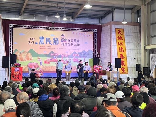 三义乡农会5日在三义五谷宫，举办年度庆祝农民节大会，苗栗警分局长潘嘉旺亲自率领宣导团队到场，与现场的农友们进行识诈宣导。（苗栗警分局提供／谢明俊苗栗传真）