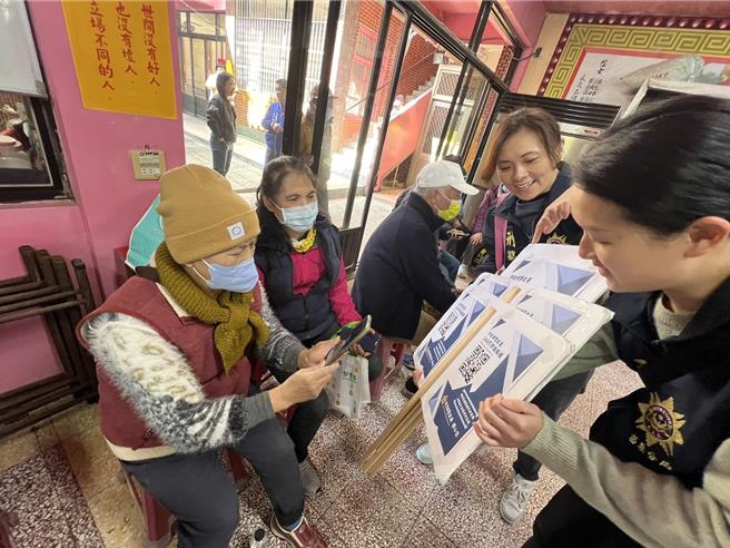三义乡农会5日在三义五谷宫，举办年度庆祝农民节大会，苗栗警分局长潘嘉旺亲自率领宣导团队到场，与现场的农友们进行识诈宣导，邀请乡亲拿起手机，扫瞄QR Code。（苗栗警分局提供／谢明俊苗栗传真）