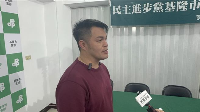 基隆民團發起罷免國民黨立委林沛祥的「基隆絕沛」運動，民進黨市議員施偉政表示僅是協助代收，也未和領銜人聯繫，希望罷團能派人收取連署書。（徐佑昇攝）