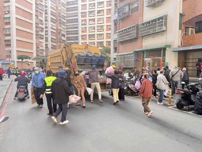 桃園市環保局今年春節初4加開收運，另初6開工開始正常收運，今年總資收量較去年稍增。（桃園市環保局提供）