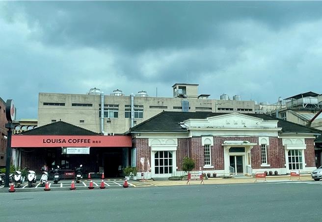 路易莎咖啡埔里酒厂门市3日劝离从事罢免活动的公民团体，事后公告「谢绝所有党派的政治活动」遭网军出征。（杨静茹摄）