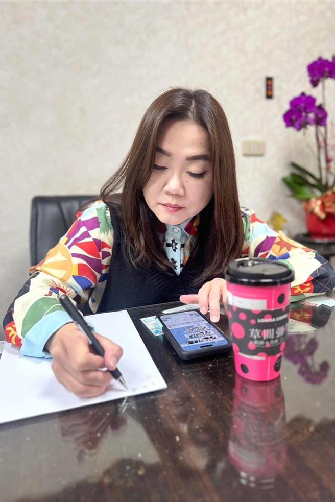 马文君以行动力挺业者，强调「民主」就是每个人都能选择自己舒适的方式生活、工作、做生意，及表达或不表达意见的自由。（马文君提供／杨静茹南投传真）