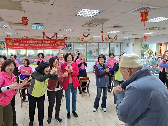 永和区民权社区照顾关怀据点5日举行新春团拜。（新北市社会局提供）