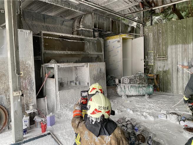 基隆市安乐区麦金路一间汽车修理厂5日下午发生火警，一名员工灭火时手部烫伤送医，无生命危险。（翻摄画面／徐佑升基隆传真）