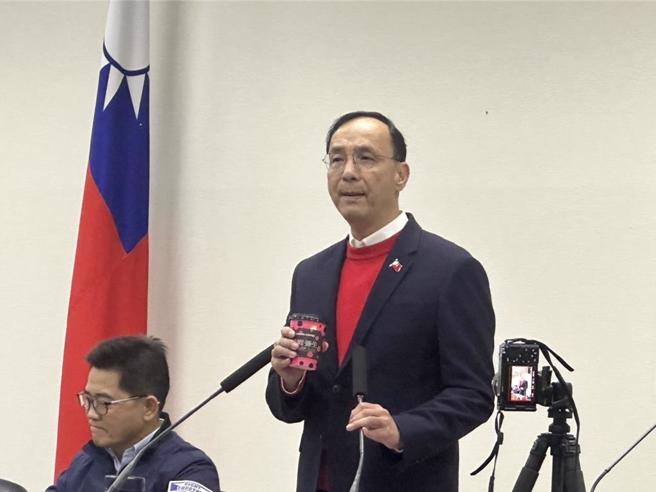 國民黨主席朱立倫請喝路易莎。（周毓翔攝）