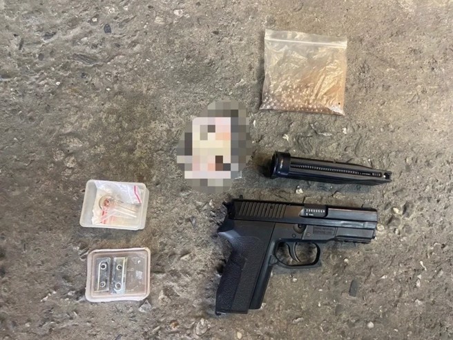 花莲吉安乡一名男子因为心情不好，持空气枪骑车沿途乱射，有店家玻璃门遭射破，警方循线逮人。（翻摄画面）