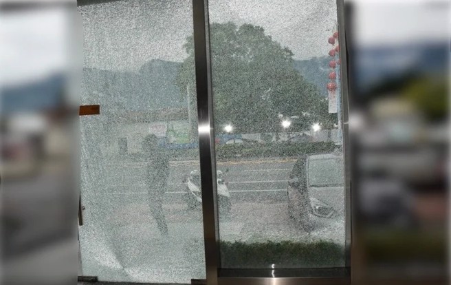 花莲吉安乡一名男子因为心情不好，持空气枪骑车沿途乱射，有店家玻璃门遭射破，警方循线逮人。（翻摄画面）