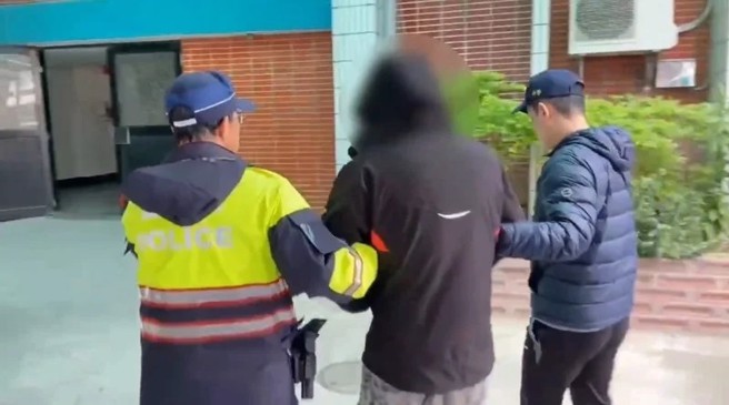 花莲吉安乡一名男子因为心情不好，持空气枪骑车沿途乱射，有店家玻璃门遭射破，警方循线逮人。（翻摄画面）