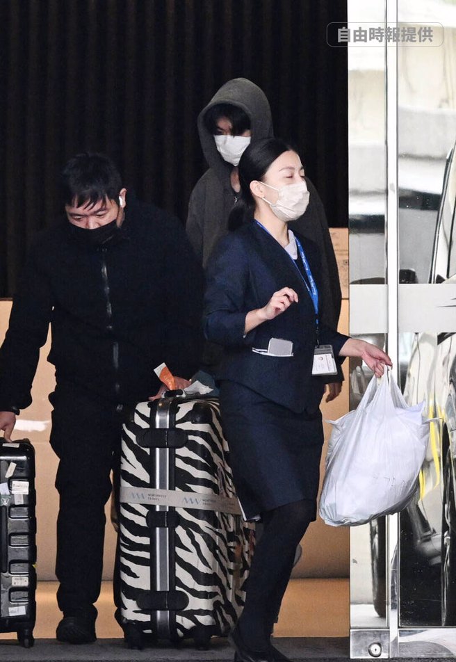 家属陪伴大S骨灰返台。（图／自由时报提供）