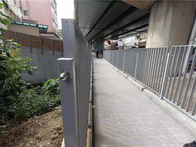 新竹市政府於武陵橋橋下空間增設人行便橋，去年年中正式開工，今年1月底正式完工啟用，新建便橋跨距14公尺、寬約2公尺，盼有效化解長期潛在危險。（王惠慧攝）