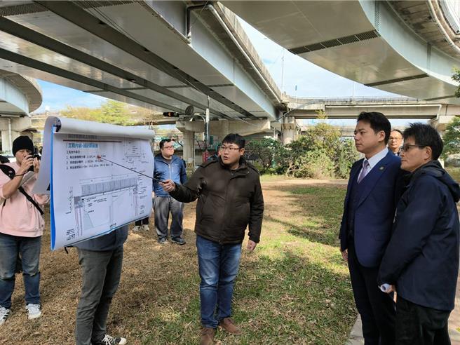 代理市長邱臣遠5日與市議員李國璋等人，到場視察人行便橋啟用情形。（王惠慧攝）