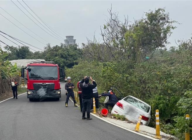 5日下午，高雄市冈山区菜寮路发生一件汽车会车时不慎导致滑落边坡的事故，造成一名驾驶受到轻伤。（翻摄照片／林瑞益高雄传真）