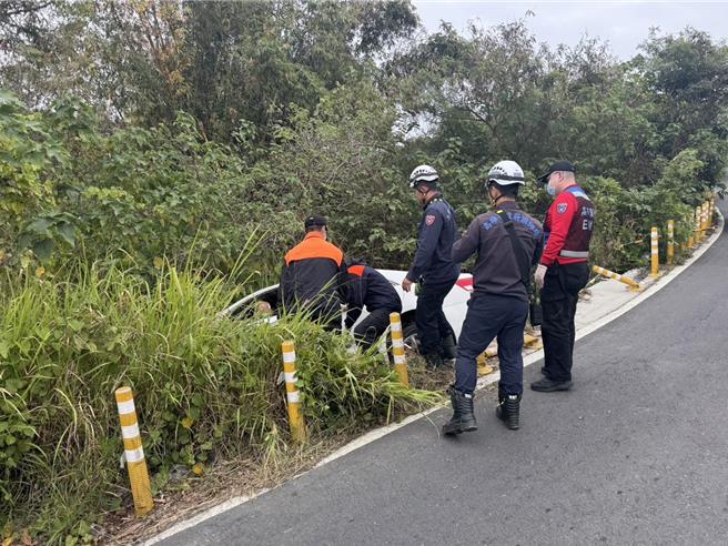5日下午，高雄市冈山区菜寮路发生一件汽车会车时不慎导致滑落边坡的事故，图为警消获报到场救援。（翻摄照片／林瑞益高雄传真）