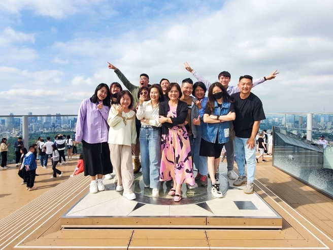 周文惠(图中)笑说，孙庆余董事长开创出这么杰出的加盟房仲事业，不只儿子女儿，连我妹妹跟他们二代，也一起打拼。(图/永庆房产集团提供)