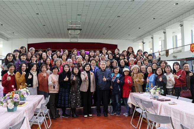 云林县政府5日在虎尾国小举办「读书会暨座谈交流会」，邀120余名退休与在职女校长经验分享，为学子创造更优质的学习环境。（云林县政府提供／张朝欣云林传真）
