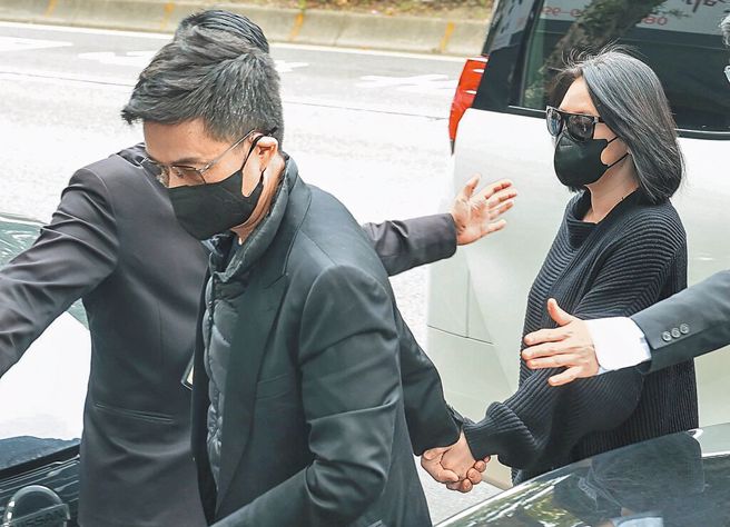 昔日小S公公往生时，许雅钧（左）紧牵小S现身灵堂。（图／中时新闻网）