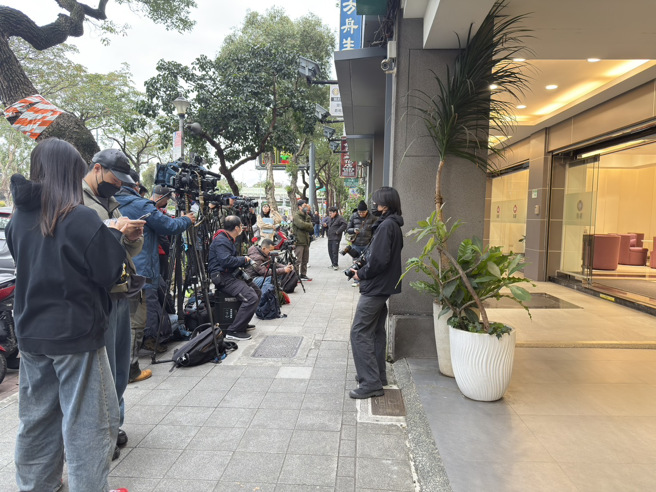 媒体自律守候在龙巖民权会馆。（图／池宗玲摄影）