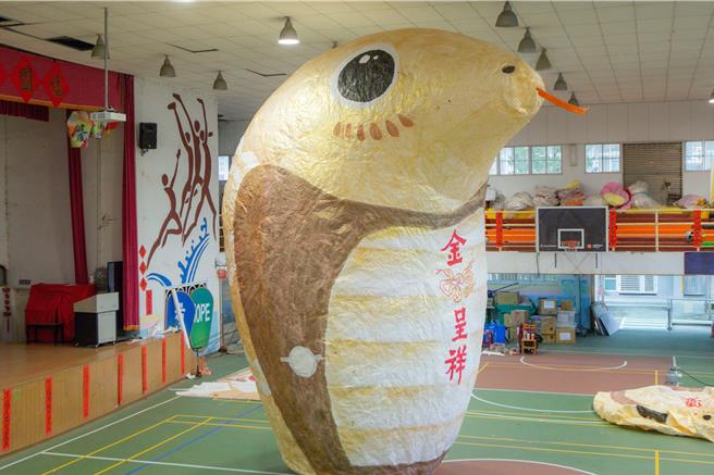 平溪场主灯为20呎金蛇天灯，承载眾多新春祝福外，更有「金蛇呈祥」的吉祥寓意。（新北市观旅局提供）