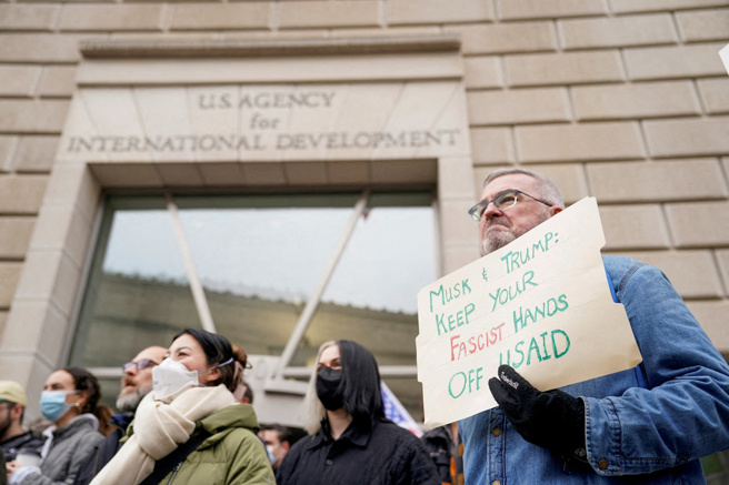 画面为3日，民眾在美国国际开发总署（USAID）华府大楼外抗议。（路透社）