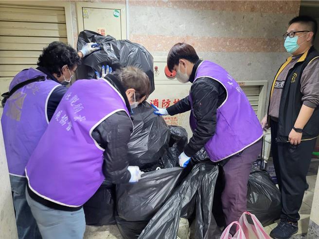 住在基隆市安樂區的7旬獨居翁小張（化名）獨居30年身體欠佳，家中堆積大量垃圾。基隆地檢署5日與社區合作執行社會勞動專案，協助獨居長者清潔居所。（基隆地檢署提供／徐佑昇基隆傳真）