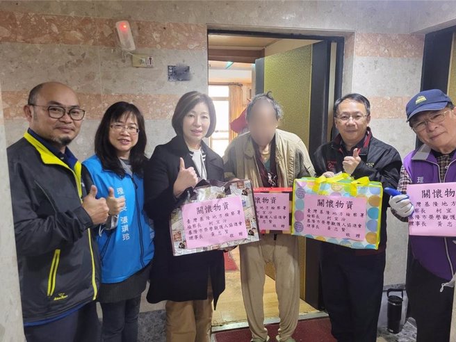 住在基隆市安樂區的7旬獨居翁小張（化名）獨居30年身體欠佳，家中堆積大量垃圾。基隆地檢署檢察長柯宜汾（左三）5日與社區合作執行社會勞動專案，協助獨居長者清潔居所。（基隆地檢署提供／徐佑昇基隆傳真）