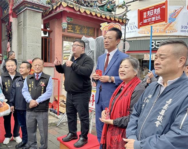 绿委蔡易余(右四)农历年期间频繁在山区跑行程，被解读为选县长布局。(读者提供／吕妍庭嘉义传真)