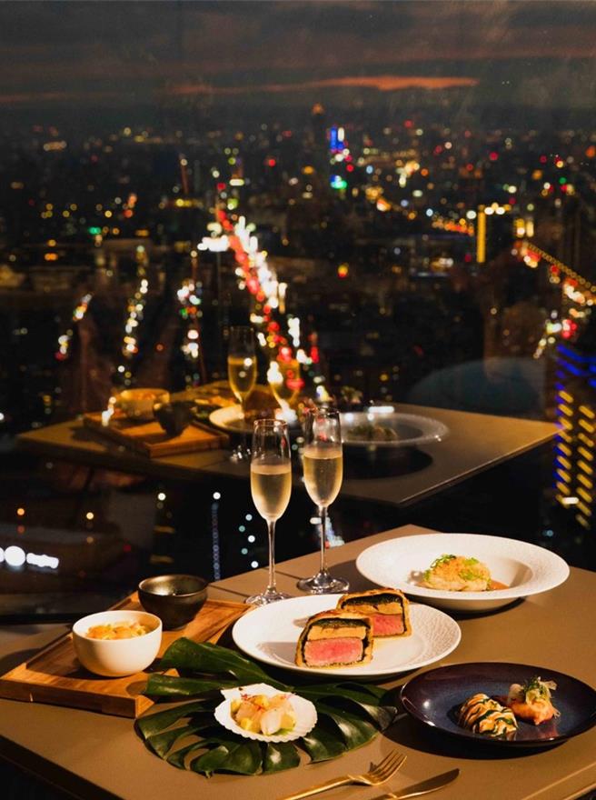 微風信義SEA TO SKY情人節限定雙人套餐，推薦價9999元。（微風提供）