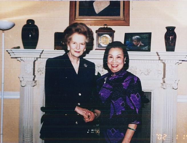 妇联会前主委辜严倬云（右）曾与前国首相「铁娘子」柴契尔夫人（左）见面。（妇联会提供）