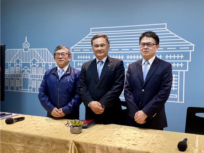 台鐵票價調漲方案5日通過董事會，台鐵公司晚間臨時召開記者會說明調整概況。（蔡明亘攝）