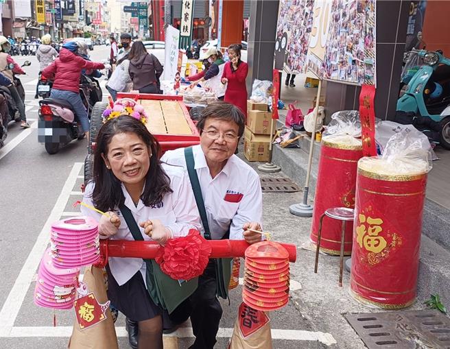 李世涌与黄惠雪夫妻一本初衷义卖古早灯笼，助学彰化家扶儿30载。（叶静美摄）