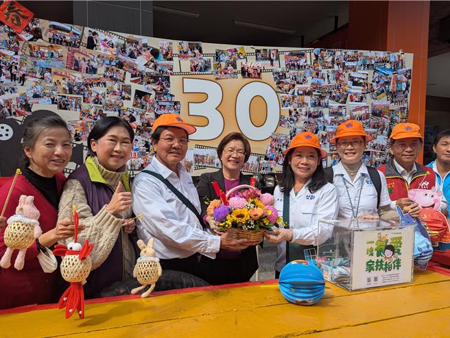 李世涌与黄惠雪义卖古早灯笼，助学彰化家扶儿30载，县长王惠美也到场献上花篮祝福。（叶静美摄）